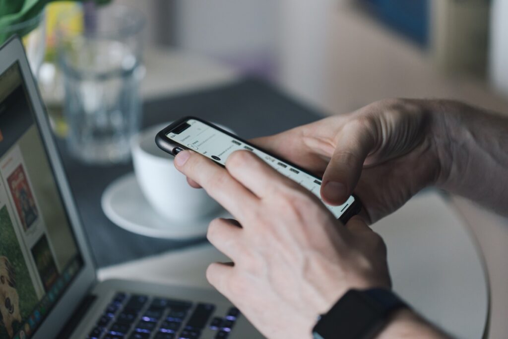 uomo guarda social su smartphone
