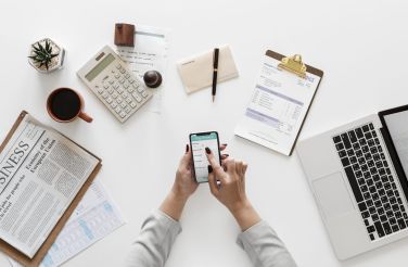 Lead Generation per il marketing bancario: strategie inbound o outbound? financial20mobile20marketing scaled 8c3f4b62