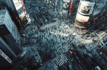 Obiettivi SMART: cosa sono, criteri ed esempi pratici di SMART goals people crossing street e1742979595796 9b0d1243