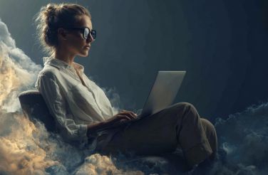 Obiettivi SMART: cosa sono, criteri ed esempi pratici di SMART goals Persona che usa ChatGPT impatti f34d5f26